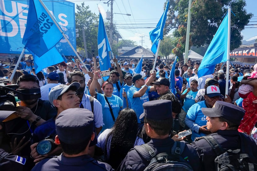 Seguidores del presidente de El Salvador, Nayib Bukele, que aspira a la reelección, en el...