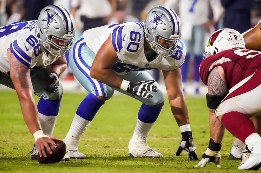 Isaac Alarcón (60) y Matt Farniok (68) de los Cowboys de Dallas se preparan para una serie...