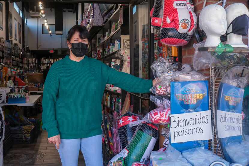 Julia Borjas, de 64 a os, puso un letrero "Bienvenidos paisanos" en su negocio LX Perfumes...