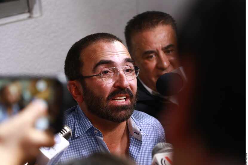El hijo del "Charro de Huentitán", Vicente Fernández Jr. (foto) podría demandar por daño...
