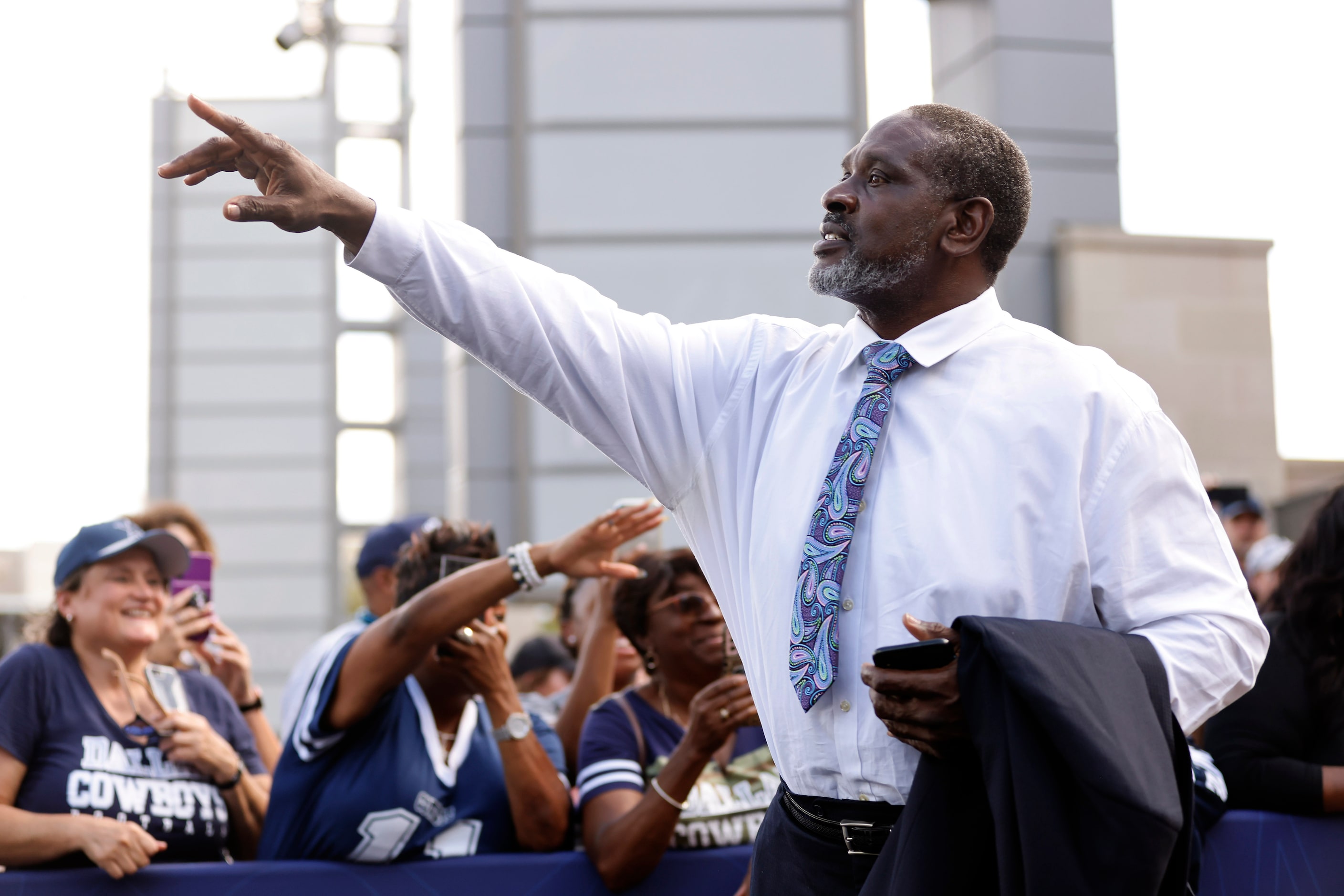 Former Dallas Cowboys lineman Nate Newton waves to fans as he arrives on the blue carpet...