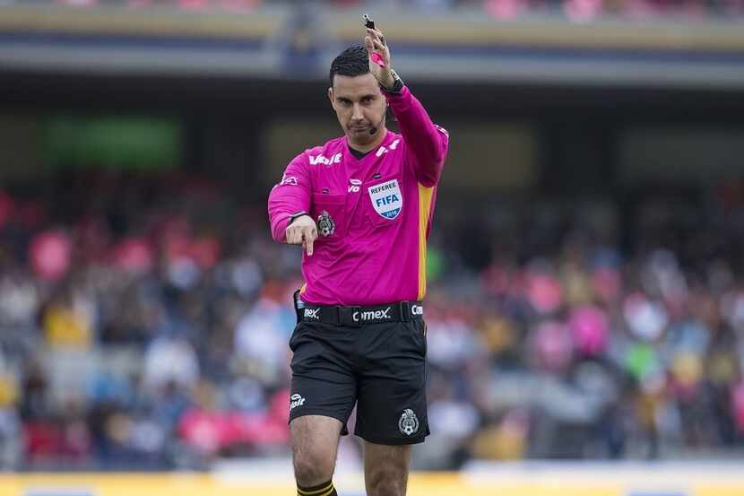 Al árbitro César Ramos Palazuelos le sacaron la tarjeta roja por no saber usar el  sistema...