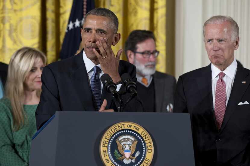 El presidente Barack Obama se seca las lágrimas mientras reflexiona sobre la violencia con...