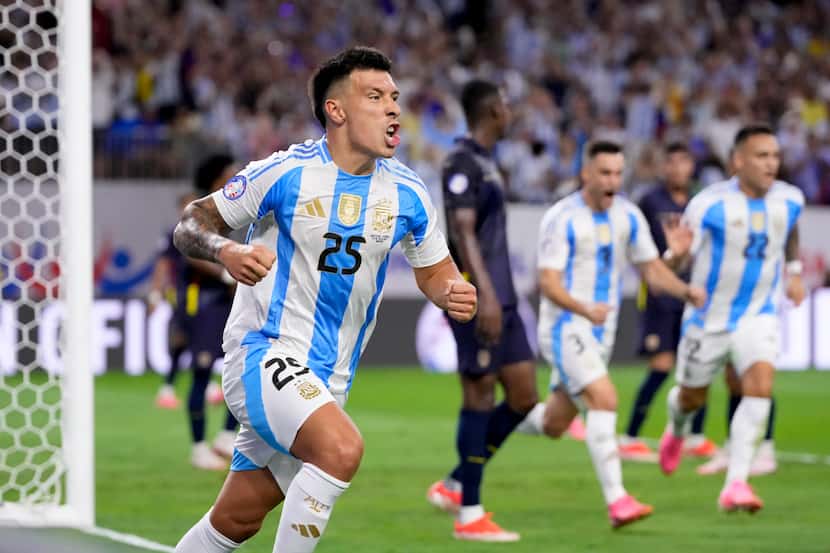 Lisandro Martínez (25) celebra tras anotar un gol para Argentina ante Ecuador en el partido...