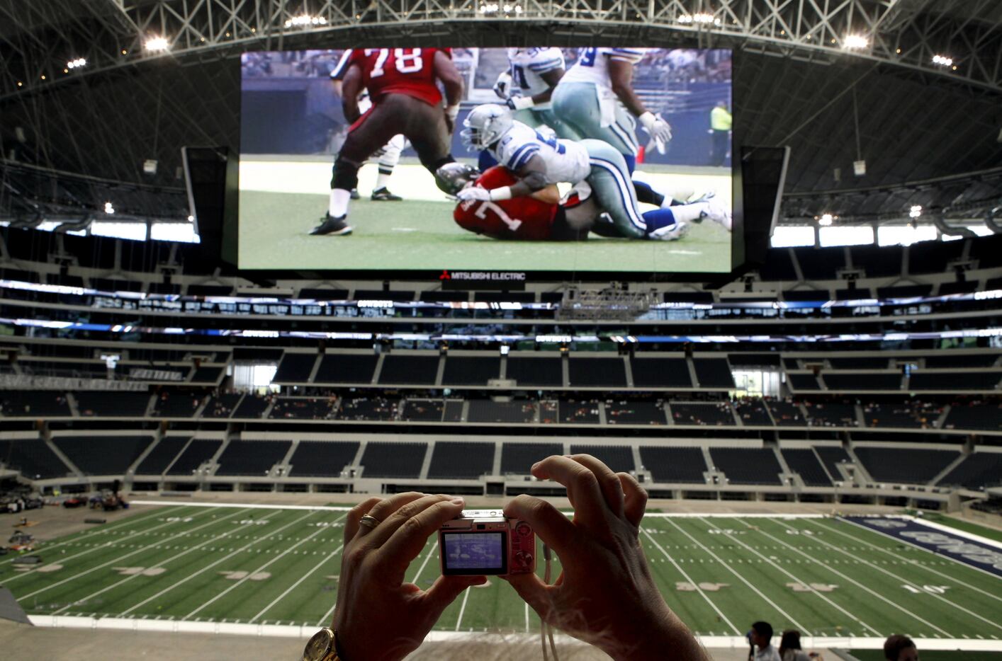 You move the camera: Cowboys Stadium behind the scenes