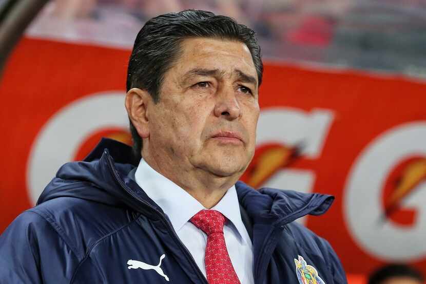 El técnico de Chivas de Guadalajara, Luis Fernando Tena, dio positivo a covid-19.