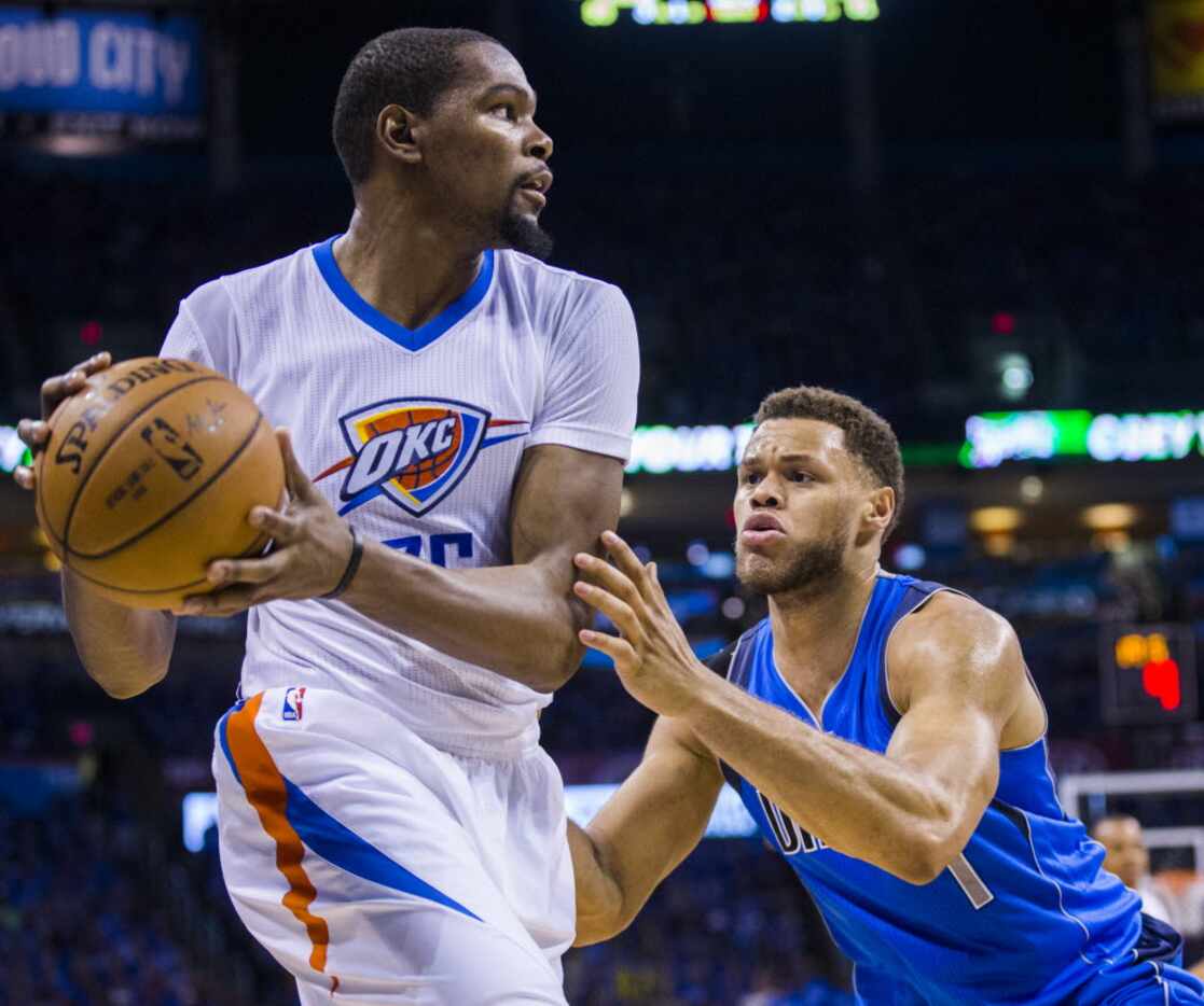 Dallas Mavericks guard Justin Anderson (1) guards Oklahoma City Thunder forward Kevin Durant...