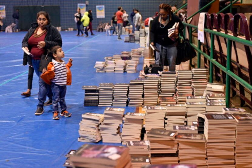 Sandra Morales y su hijo Víctor Martinez también fueron a buscar libros en un evento de...