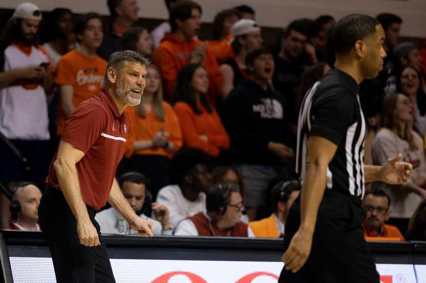 Oklahoma head coach Porter Moser yells from the baseline during the first half of the NCAA...