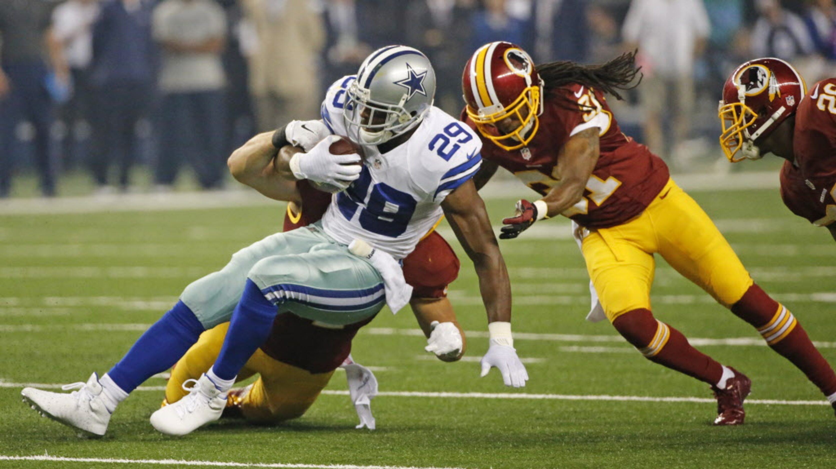 Dallas Cowboys running back DeMarco Murray (29) struggles for yardage by Washington Redskins...