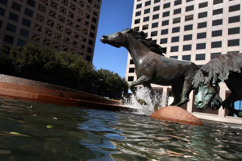 Williams Square en Las Colinas, es sede de una escultura de caballos Mustangs, que se ha...