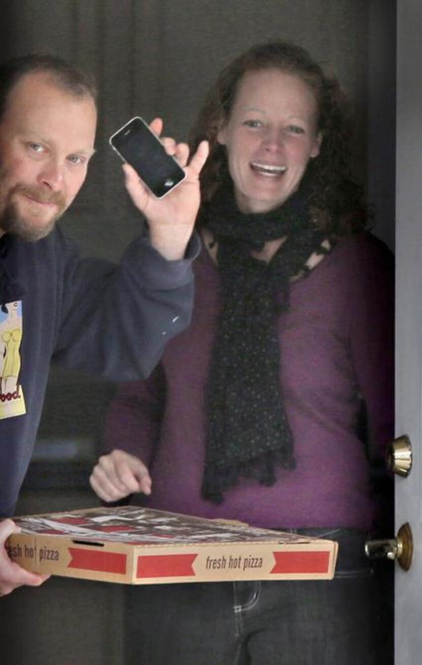 
Nurse Kaci Hickox and her boyfriend, Ted Wilbur, had a pizza delivered to their house...