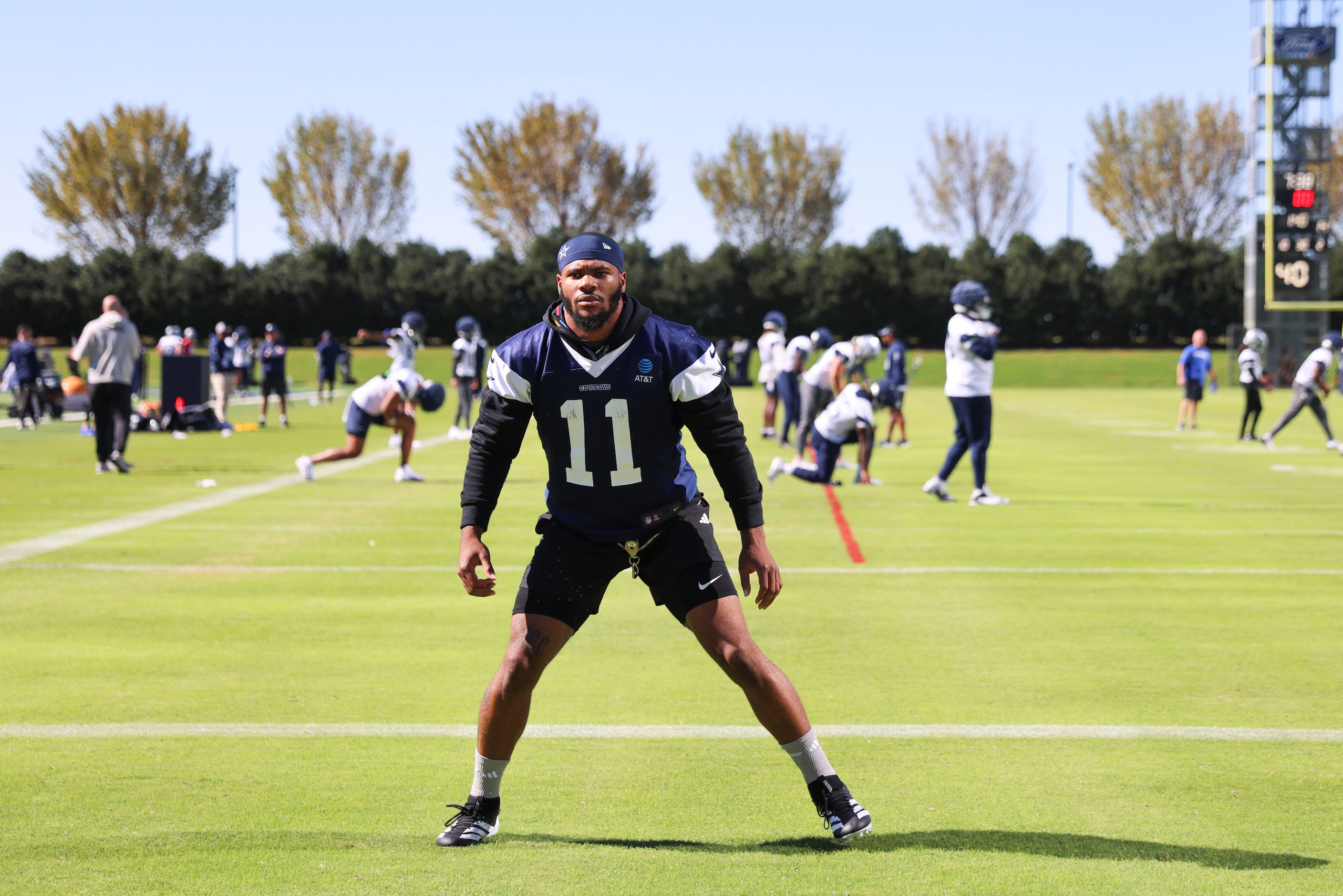 Dallas Cowboys linebacker Micah Parsons warms up during a team practice on Wednesday, Nov....