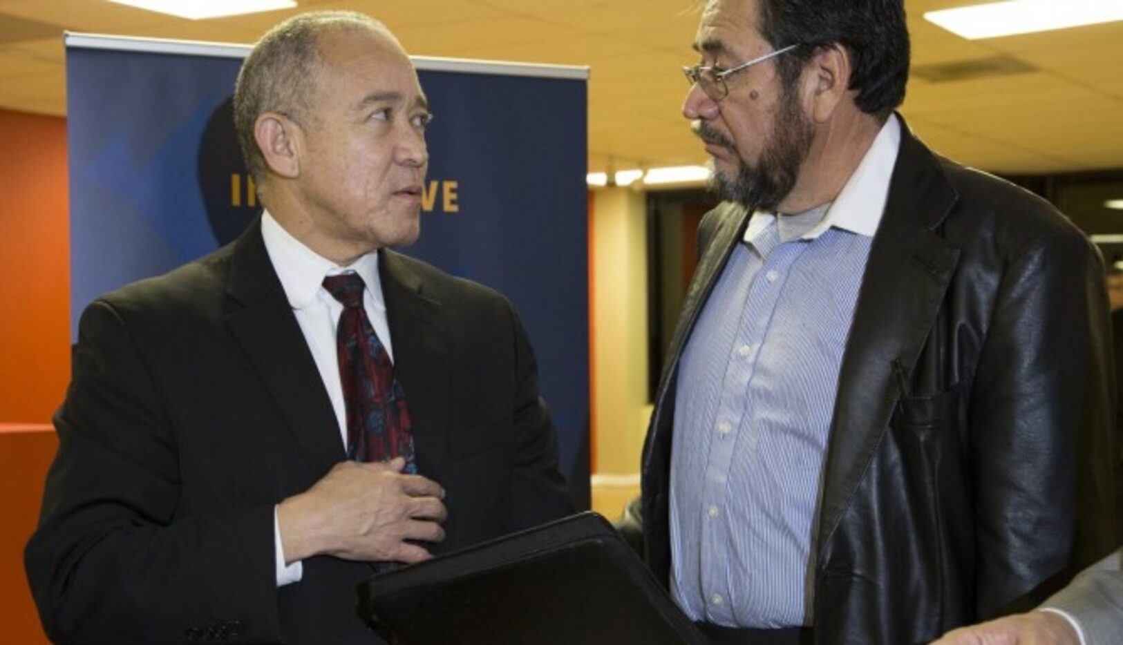 El titular del DISD, Mike Miles (izq.) platica con Alfredo Castañeda durante un foro...