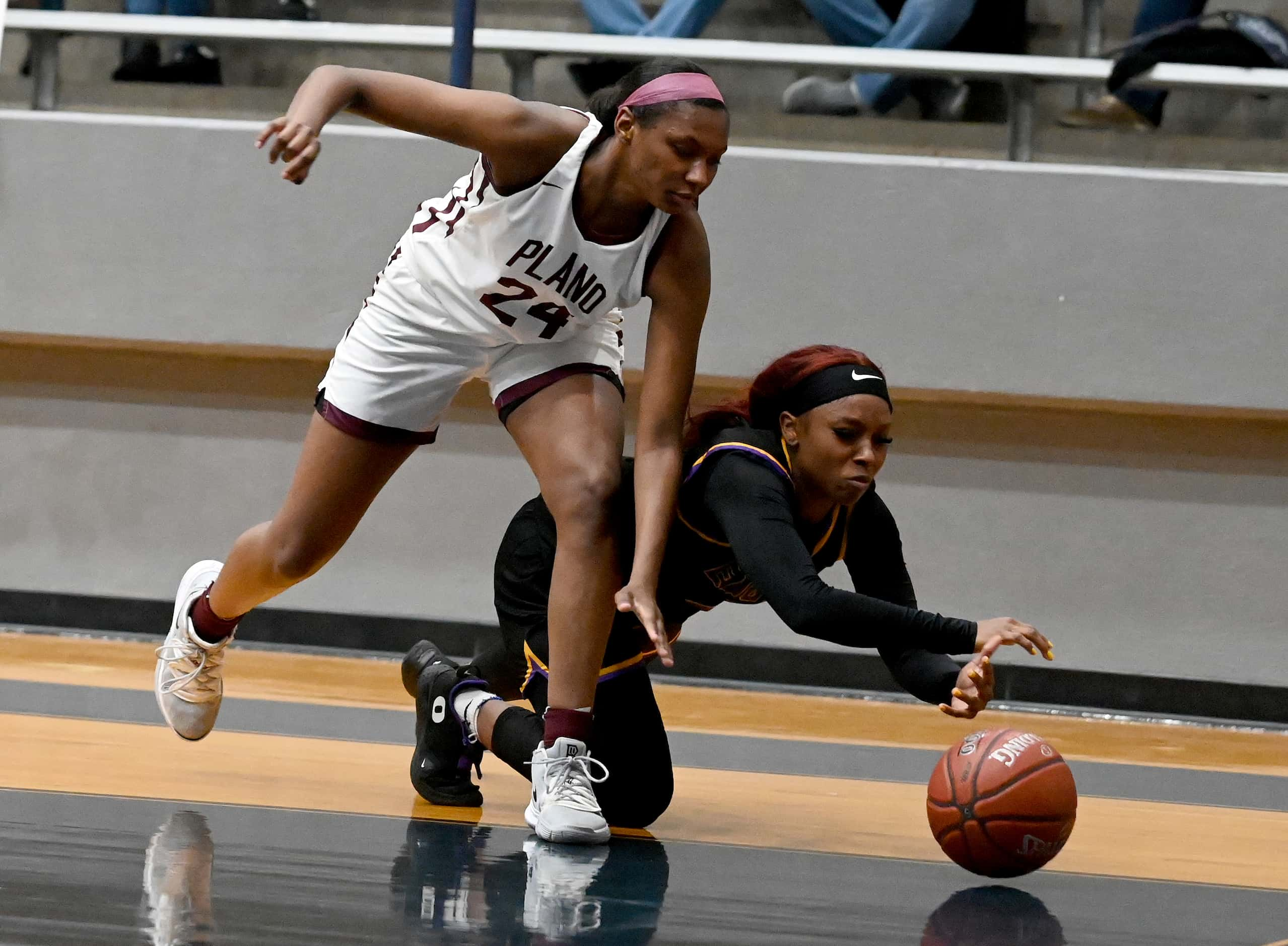 Richardson’s Callie Cooper goes after a loose ball with Plano’s Amaya Brannon (24) in the...