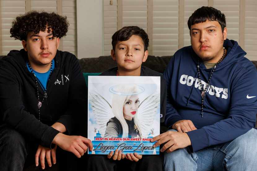 Favian Hernández, de 16 años (izq.), David Cantú, de 11 (centro), y Francisco Hernández, de...