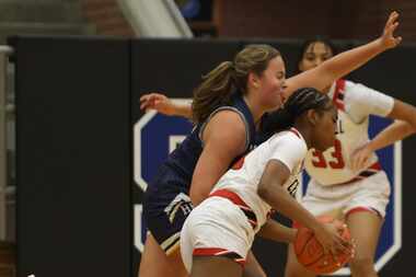 Cedar Hill's Makiyah Risby (10) drives the lane against the defense of Highland Park's Cate...