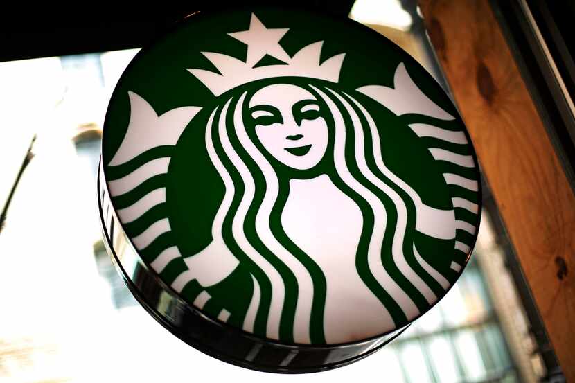 Starbucks está lidiando con indignación por el arresto de dos hombres afroamericanos en una...