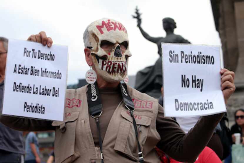 En esta imagen de archivo sin fecha, se ve a un manifestante en la Ciudad de México acusando...