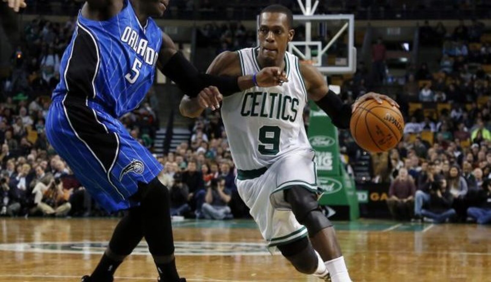 El guardia de punta Rajon Rondo, de 28 años, llega a Dallas procedente de los Celtics de...