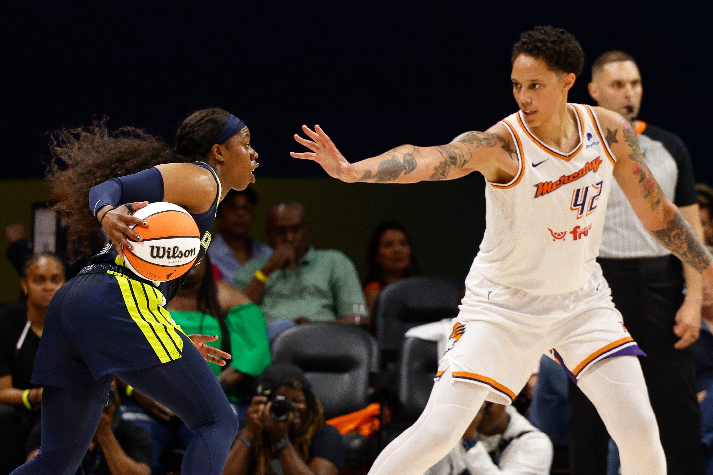 Phoenix Mercury center Brittney Griner (42) defends against Dallas Wings guard Arike...