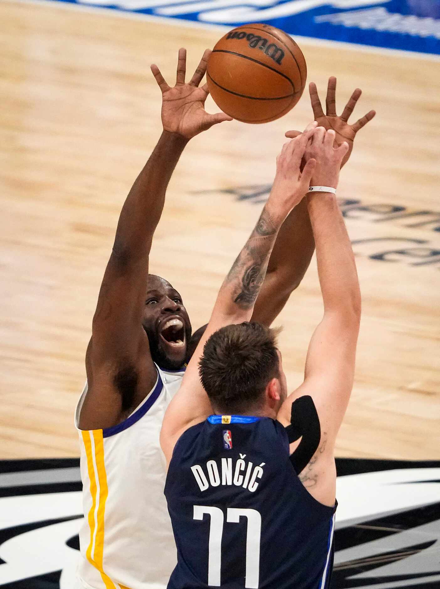 Golden State Warriors forward Draymond Green (23) defends against Dallas Mavericks guard...