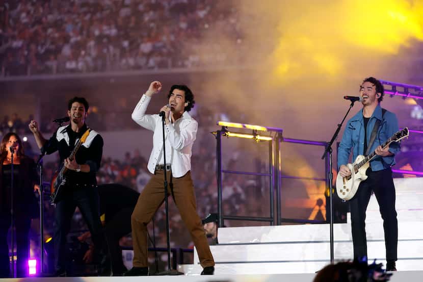 Los Jonas Brothers se presentaron en el concierto de medio tiempo del juego del Día de...