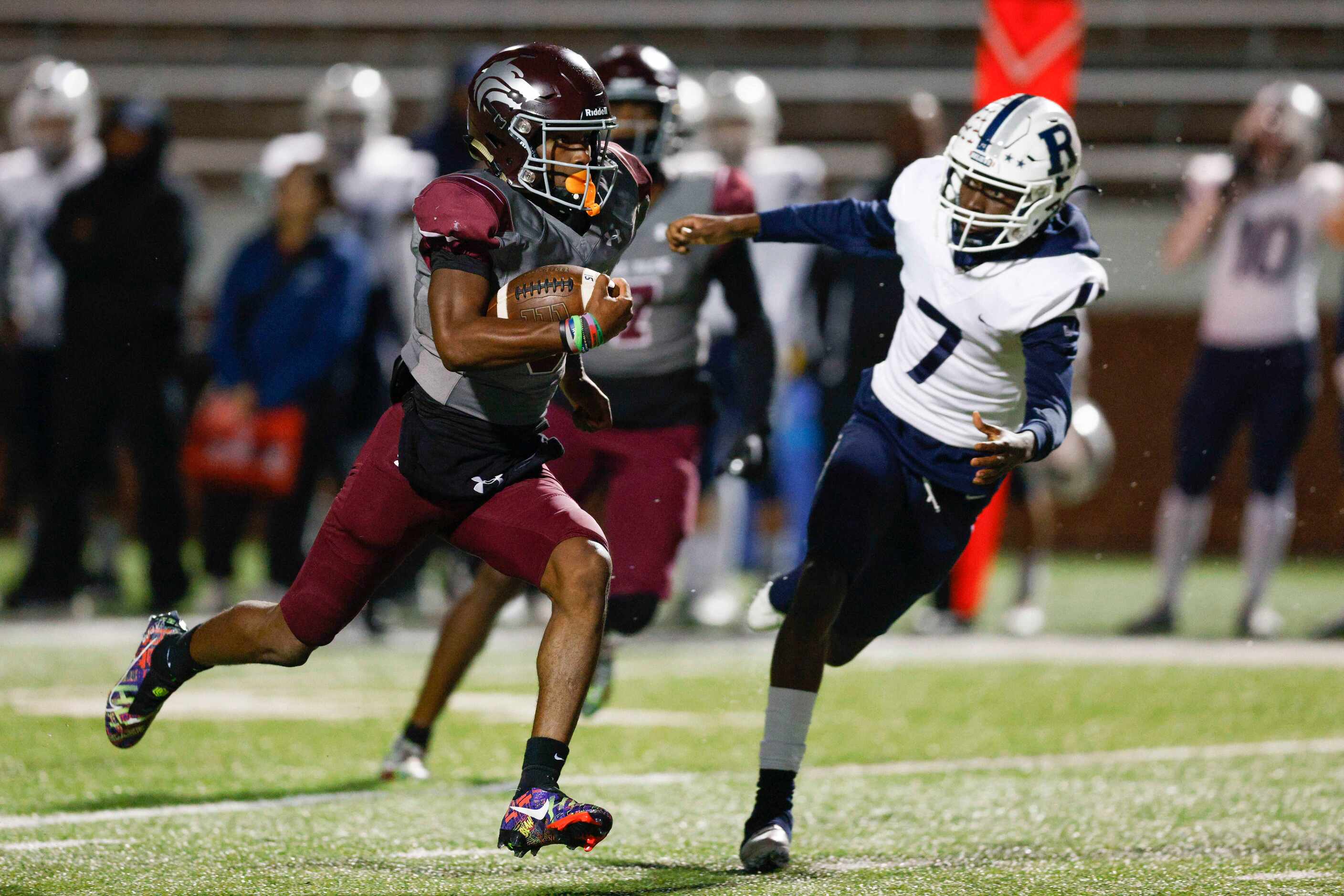 Mansfield Timberview quarterback Cameron Bates (3) runs for a touchdown past Richland...