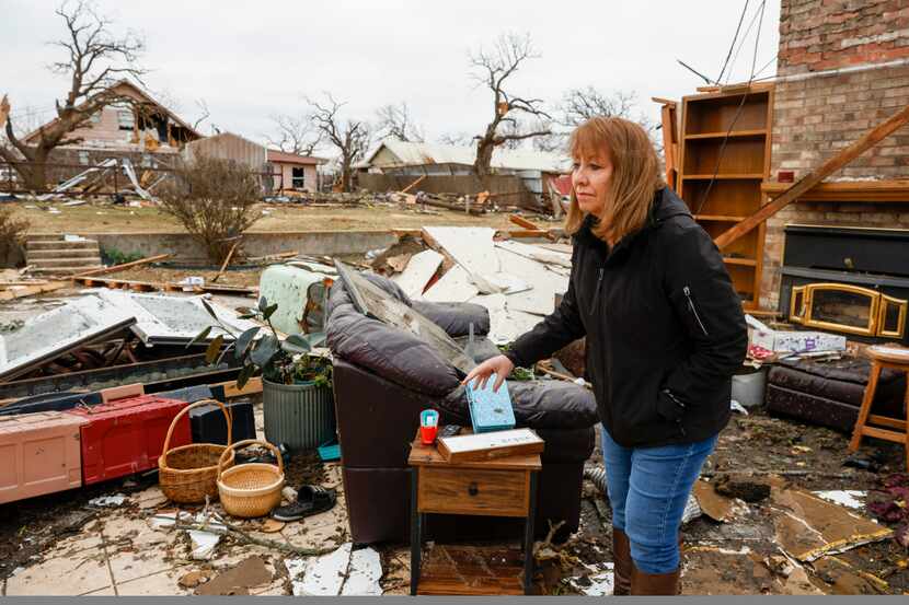 Dorothy Maddox, en Jacksboro, camina por su sala luego de que un tornado destruyó su casa....