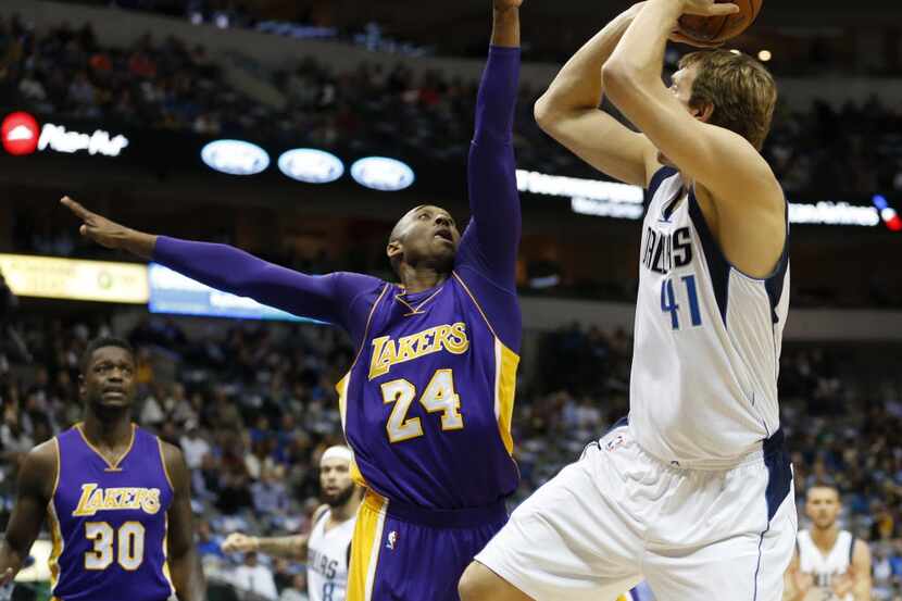 Dallas Mavericks forward Dirk Nowitzki (41) shoots over Los Angeles Lakers forward Kobe...