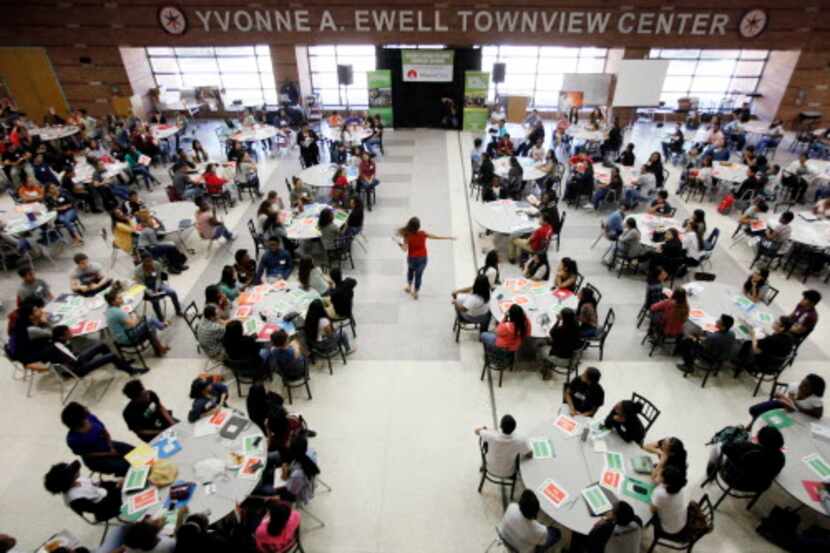 Estudiantes de escuelas de Dallas atienden a una presentación del programa de pasantías del...