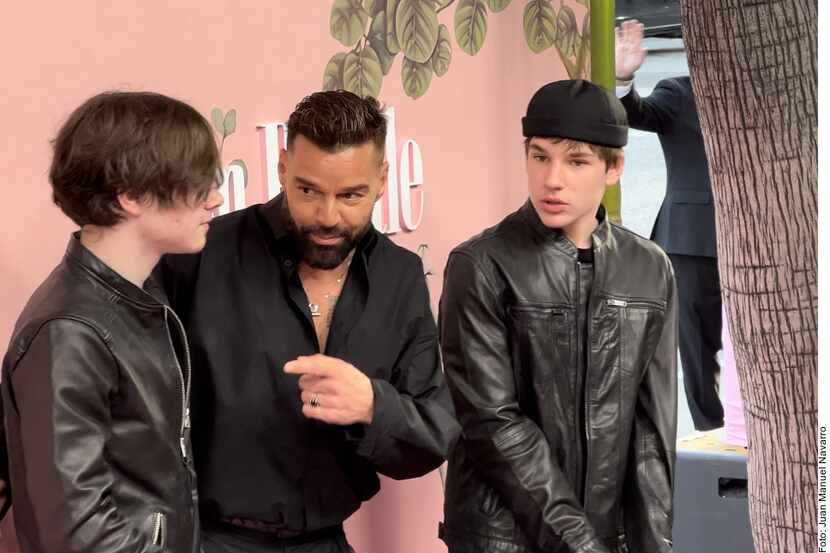 Ricky Martin con dos de sus hijos, Matteo y Valentino, en el estreno de 'Palm Royale', la...