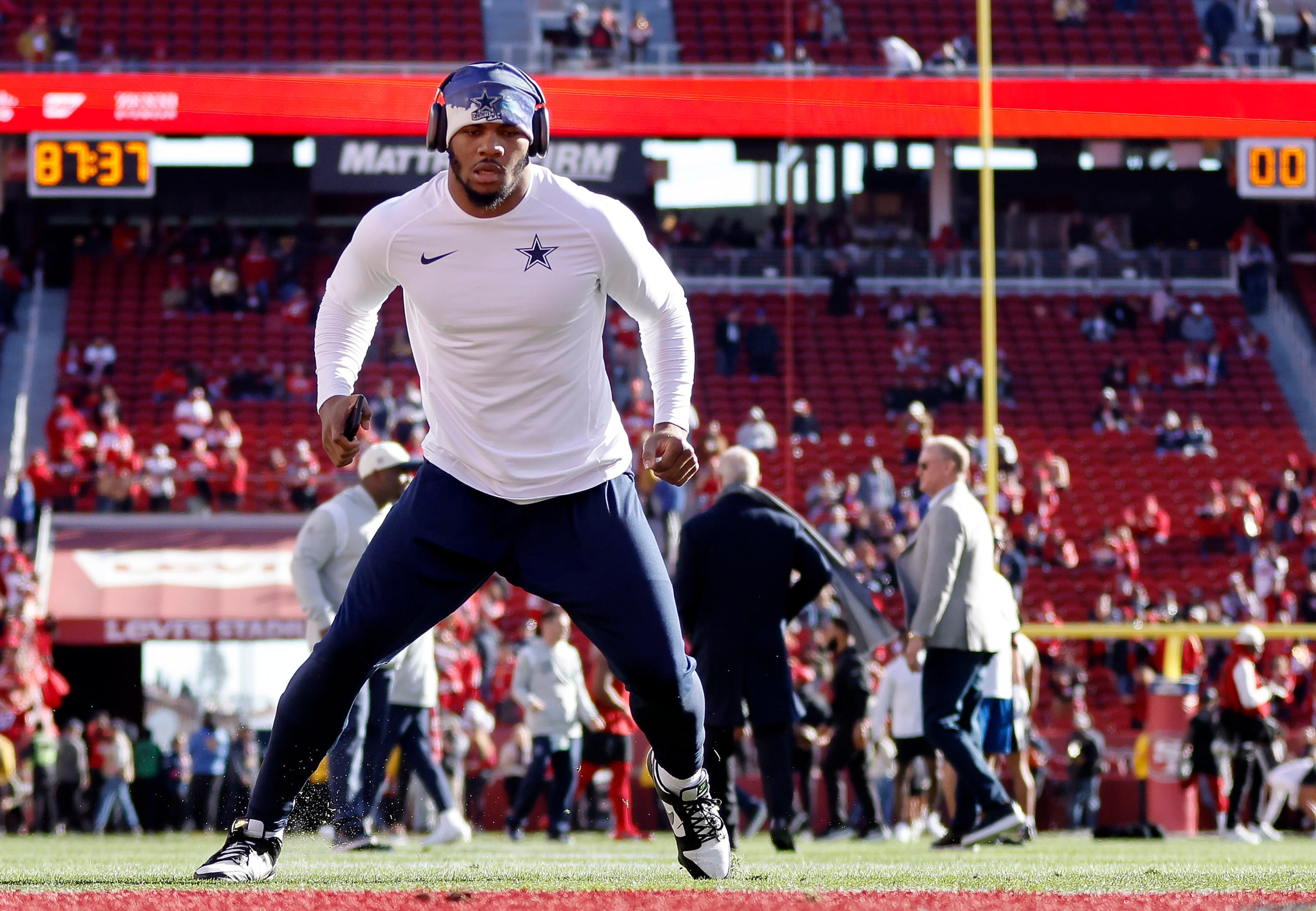 Dallas Cowboys linebacker Micah Parsons works out during pregame warmups before their NFC...