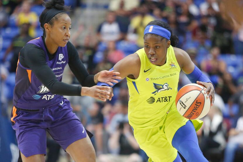 Dallas Wings guard Arike Ogunbowale (24) drives to the basket past the defense of Briann...