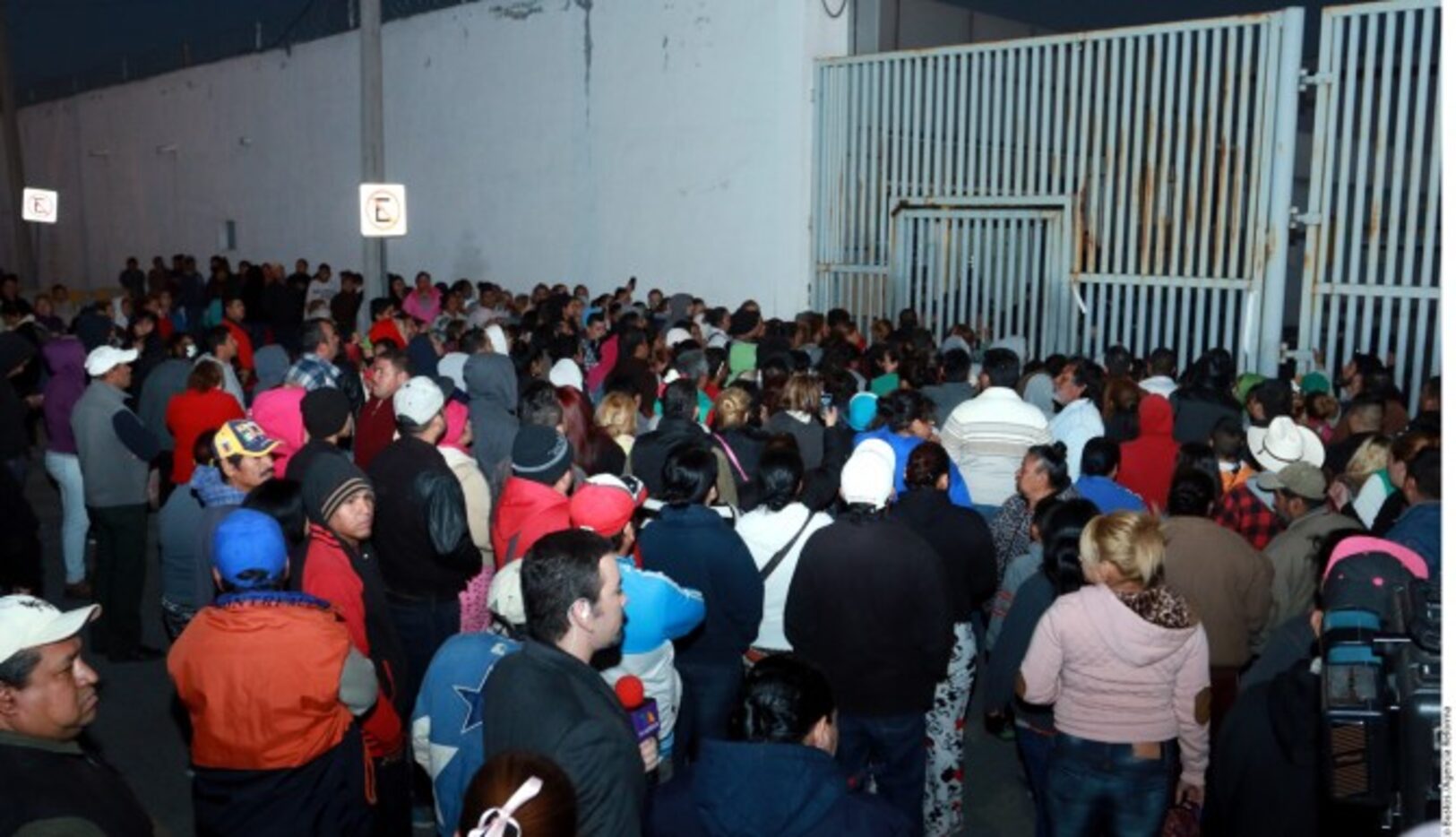 Un motín en el Penal del Topo Chico movilizó a elementos policiacos y militares que...