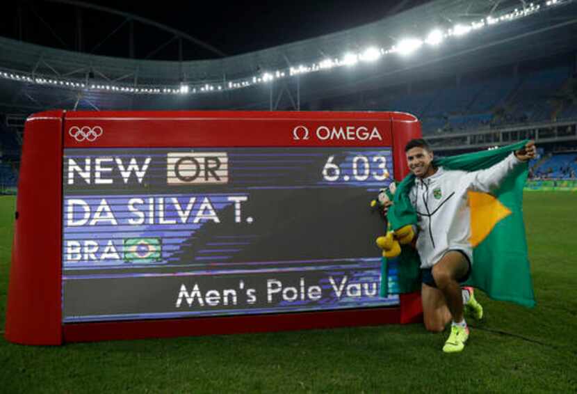 Thiago Da Silva posa con el cartel indicando que su salto con garrocha alcanzó un nuevo...