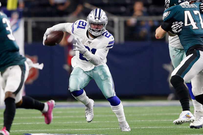 Dallas Cowboys running back Ezekiel Elliott (21) rushes up the field in a game against the...