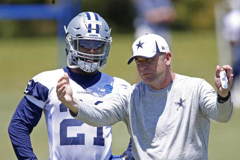 Cowboys offensive coordinator Scott Linehan, right, talks with rookie running back Ezekiel...