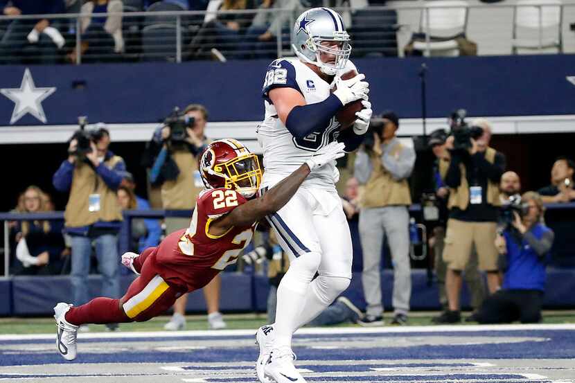 Dallas Cowboys tight end Jason Witten (82) catches a touchdown pass over Washington Redskins...