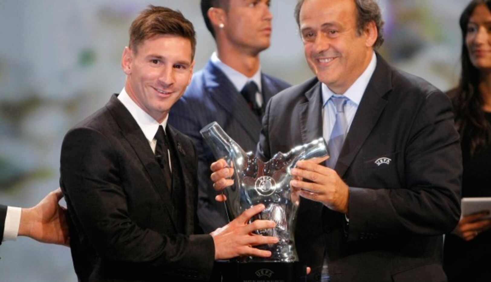 El presidente de la UEFA Michel Platini (der.) entrena el trofeo al mejor jugador del año a...