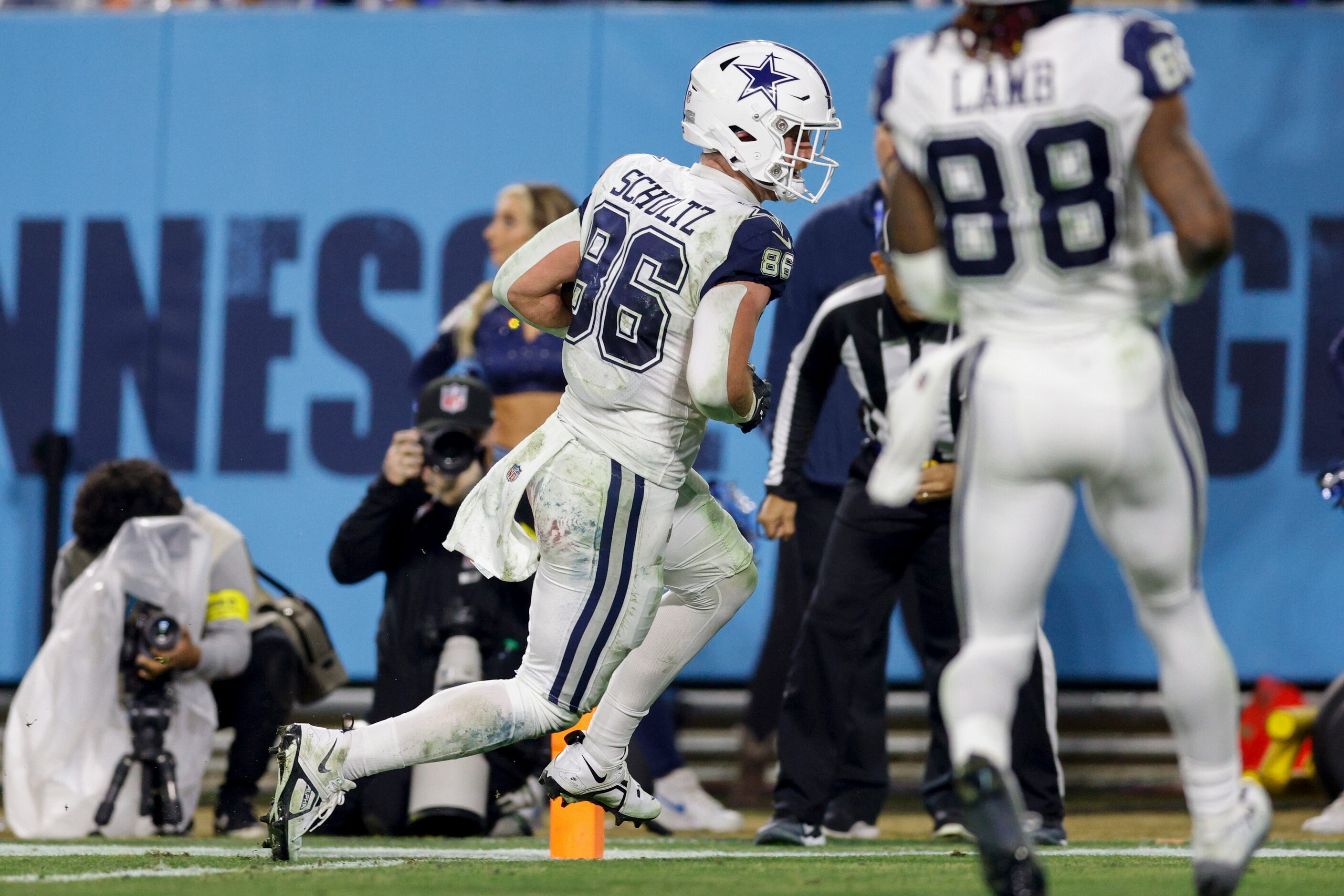 Dallas Cowboys Dalton Schultz (86) catches a touchdown in the third quarter of action...