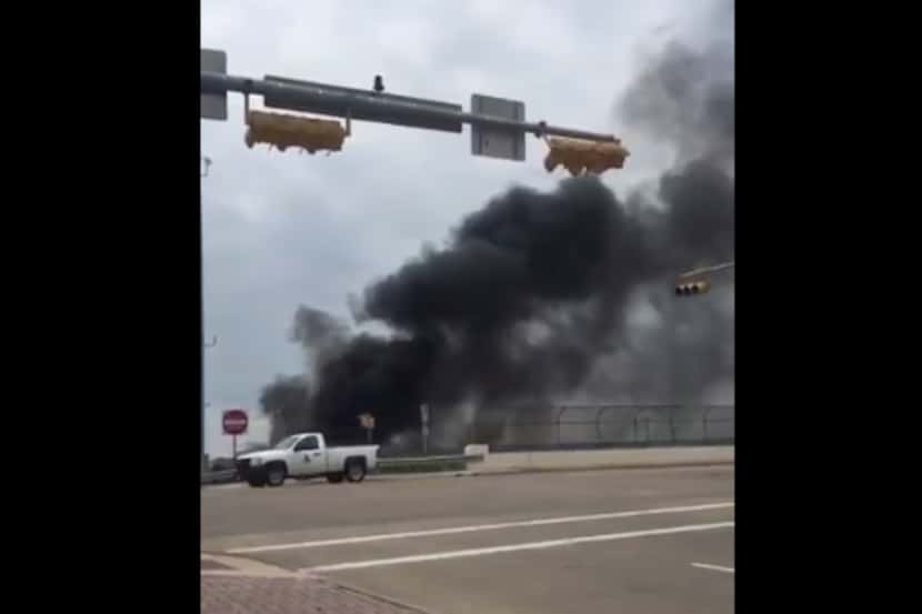 Una persecución  de un trailer terminó en incendio en Arlington. FOTO TOMADA DE TWITTER.  
