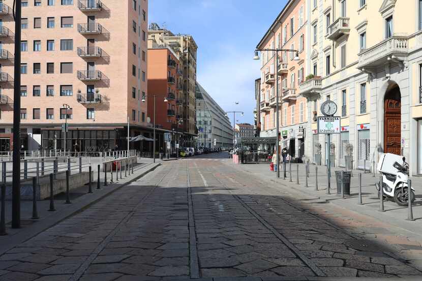 Una calle de Milán luce desierta. Italia trata de enfrentar un brote de coronavirus en el...