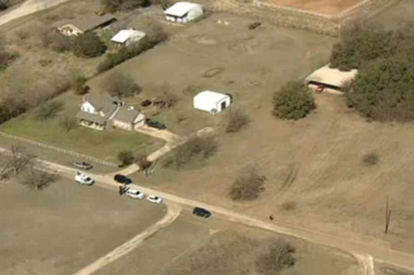 Una vista aérea de la casa en donde fueron hallados cuatro niños desnutridos en un establo....