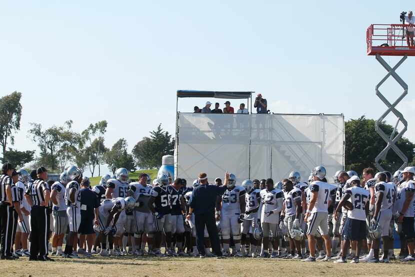 Dallas Cowboys head coach Jason Garrett talks to the team during their  afternoon practice...