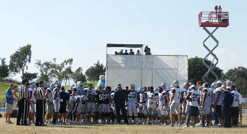 Dallas Cowboys head coach Jason Garrett talks to the team during their  afternoon practice...