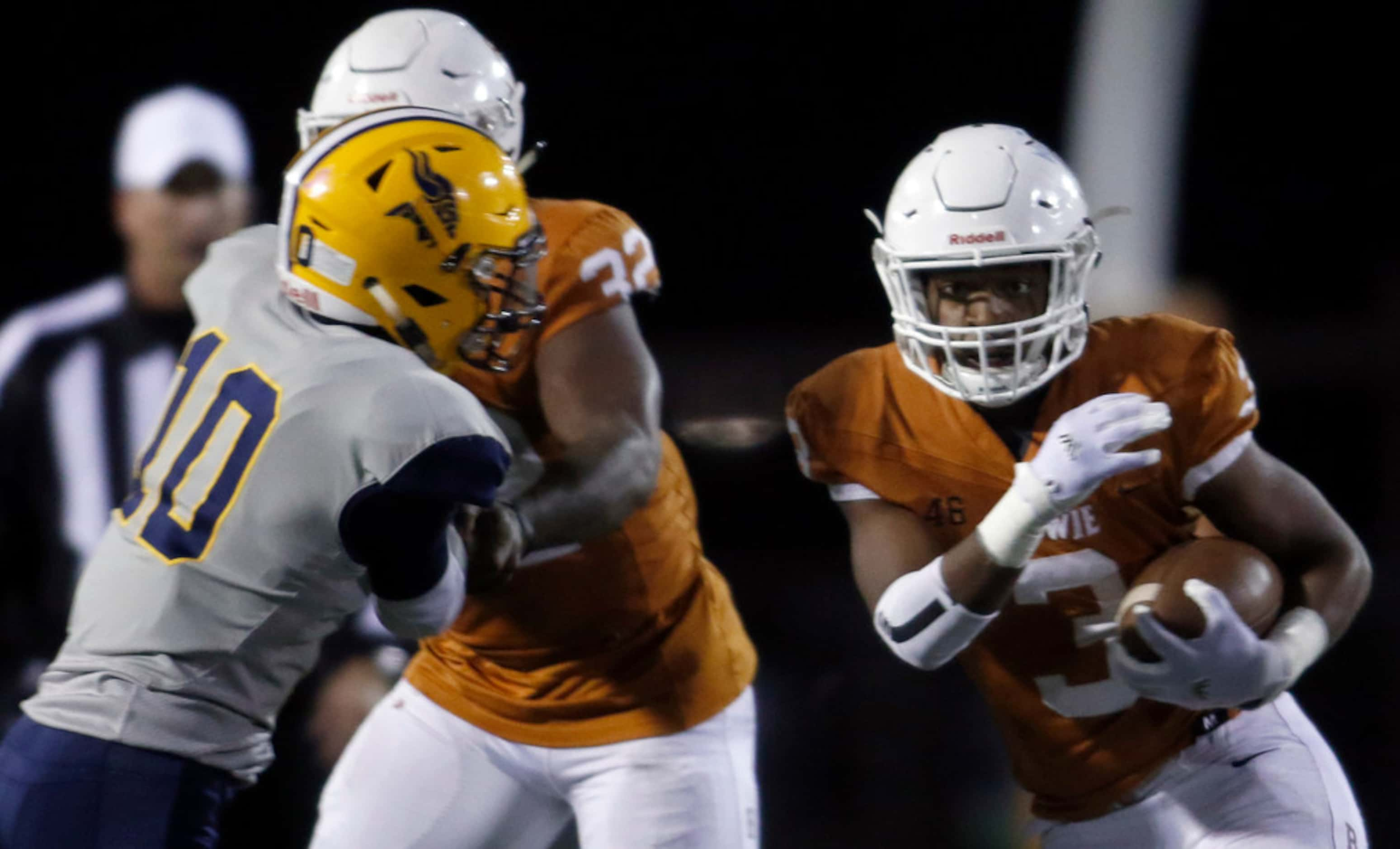 Arlington Bowie running back D'Aunte Provost (3) looks for running room as he takes the...