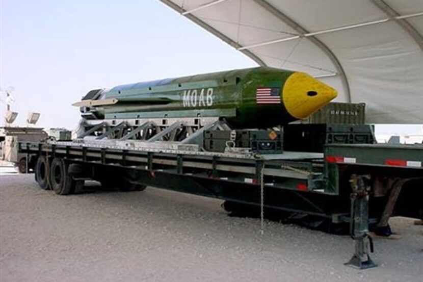 Fotografía facilitada por la Base Eglin de la Fuerza Aérea en la que aparece la bomba...
