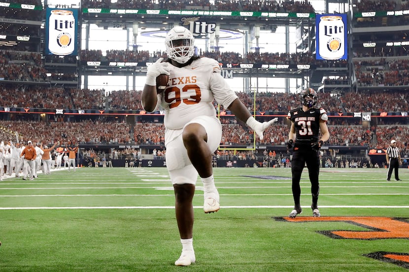 Texas Longhorns defensive lineman T'Vondre Sweat (93) strikes a pose in the end zone after...