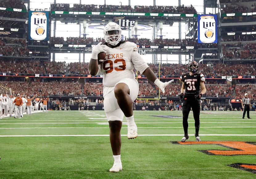 Texas Longhorns defensive lineman T'Vondre Sweat (93) strikes a pose in the end zone after...